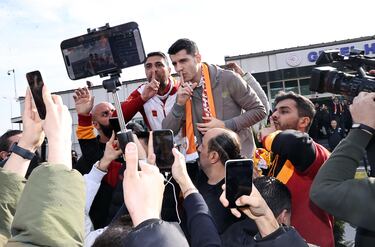 Álvaro Morata con aficionados a su llegada a Estambul. 