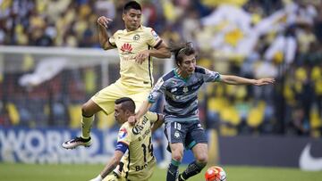 Jorge Villafa&ntilde;a lucha por la pelota en partido de la Liga de Campeones de la Concacaf en el Estadio Azteca 