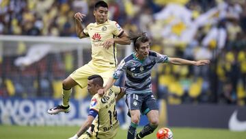 Jorge Villafaña lucha por la pelota en partido de la Liga de Campeones de la Concacaf en el Estadio Azteca