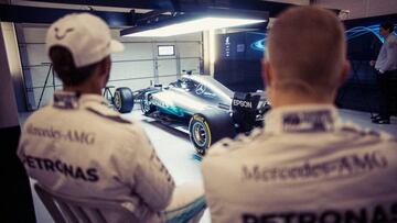 Lewis Hamilton y Valtteri Bottas observando al Mercedes W08.