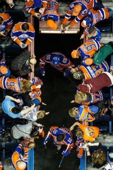 Los jugadores de los Edmonton Oilers, Mark Letestu y Nail Yakupov saltan a la pista de hielo para disputar un partido de la NHL contra los Vancouver Canucks. 