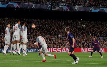 3-0. Leo Messi marcó el tercer gol en el lanzamiento de una falta directa.