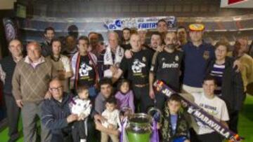 IMPLICADOS Y FELICES. Las espectacular sede de la Peña de El Prat hervirá ante el Clásico de mañana en el Camp Nou.