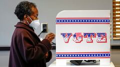 FOTO DE ARCHIVO: Ruby Lenora vota en persona en su 73 cumplea&ntilde;os en un sitio de votaci&oacute;n en la ubicaci&oacute;n de Washington Park de la Biblioteca P&uacute;blica de Milwaukee en Milwaukee, en el primer d&iacute;a de votaci&oacute;n en persona en Wisconsin, EE. UU.