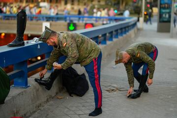 Miembros de las Fuerzas Armadas de España se preparan antes del desfile militar el Día de la Fiesta Nacional.