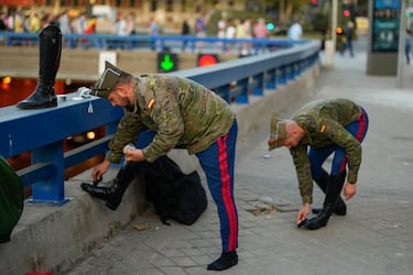 Miembros de las Fuerzas Armadas de España se preparan antes del desfile militar el Día de la Fiesta Nacional.