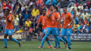 Am&eacute;rica enfrentando al Santos en el Estadio Azteca. 