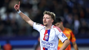 Pavel Sulc celebra un gol con el Lyon.