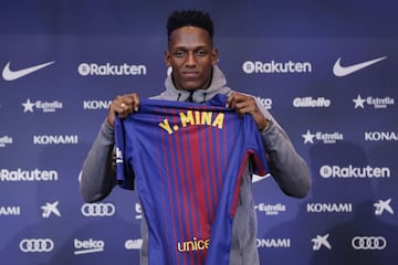 Yerry Mina presentado presentado en el Barcelona en el Camp Nou