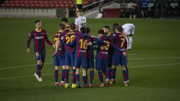 Piña de los jugadores del Barça ante el Huesca.