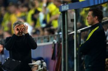 Mourinho protesta al cuarto árbitro tras el segundo gol del Borussia.