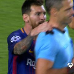 Messi agarró al árbitro, pero solamente vio la amarilla