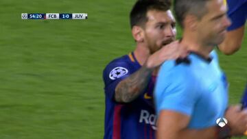 Messi agarró al árbitro, pero solamente vio la amarilla