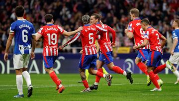 Atletico Madrid's French forward #07 Antoine Griezmann (C) celebrates with teammates scoring his team's first goal from the penalty spot during the Spanish league football match between Club Atletico de Madrid and Deportivo Alaves at the Metropolitano stadium in Madrid on November 23, 2024. (Photo by OSCAR DEL POZO / AFP)