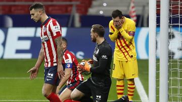 Oblak, con el balón en el Atlético-Barça.