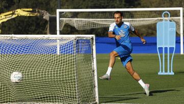 El lateral italiano Giacomo Quagliata golpea el balón en un entrenamiento del Deportivo.
