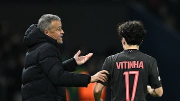 Paris Saint-Germain's Spanish headcoach Luis Enrique (L) speaks with Paris Saint-Germain's Portuguese midfielder #17 Vitinha during the UEFA Champions League, league phase - matchday 5, football match between Paris Saint-Germain (PSG) and Tottenham Hotspur FC at the Parc des Princes stadium in Paris on November 26, 2025. (Photo by JULIEN DE ROSA / AFP)