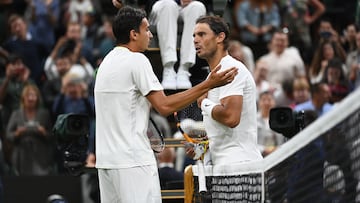 Wimbledon (United Kingdom), 03/07/2022.- Rafael Nadal of Spain (R) has a long and animated discussion at the net after defeating Lorenzo Sonego of Italy (L) during their Men's third round match at the Wimbledon Championships, in Wimbledon, Britain, 02 July 2022. (Tenis, Italia, España, Reino Unido) EFE/EPA/ANDY RAIN EDITORIAL USE ONLY

