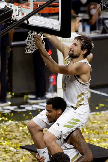 Sergio Llull corta la red de la canasta tras proclamarse el Real Madrid campeón de la Supercopa.