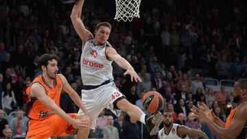 ALB01. BAMBERG (ALEMANIA), 23/11/2017.- El jugador Leon Radosevic (c) del Brose Bamberg en acción frente a Guillem Vives (i) del Valencia Basket Club hoy, jueves 23 de noviembre de 2017, durante el partido de la Euroliga de Baloncesto, entre el Brose Bamberg y el Valencia Basket Club, en Bamberg (Alemania). EFE/TIMM SCHAMBERGER