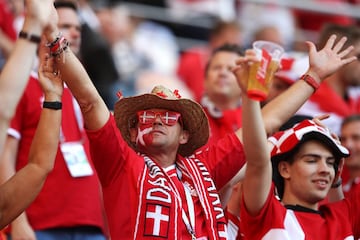 Seguidor de la selección danesa celebrando el gol contra Perú.