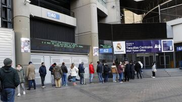 Aspecto de la cola que había en las taquillas centrales del estadio Santiago Bernabéu para retirar las entradas para ver el entrenamiento del día 31.
