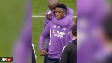 La escena viral del susto que pasa el brasileño tras ser sorprendido por la espalda.