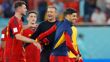 Spain's coach #00 Luis Enrique congratulates his team on their victory after the Qatar 2022 World Cup Group E football match between Spain and Costa Rica at the Al-Thumama Stadium in Doha on November 23, 2022. (Photo by Odd ANDERSEN / AFP)