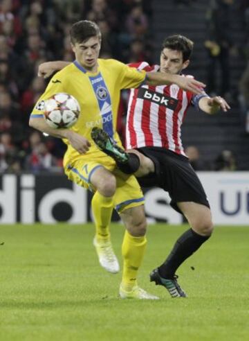 El defensa del Athletic Club Andoni Iraola lucha un balón con el centrocampista del Bate Borisov Aleksandr Volodko, durante el partido de la última jornada de la fase de grupos de la Liga de Campeones disputado esta tarde en el estadio de San Mamés.