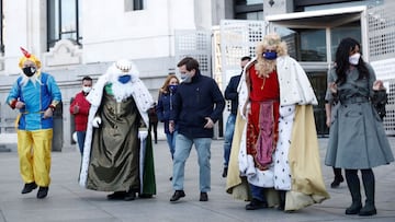MADRID, 04/01/2021.- El alcalde de Madrid, José Luis Martínez-Almeida, y la vicealcaldesa, Begoña Villacís, reciben este lunes a las puertas del Ayuntamiento a la comitiva de taxis que acompañará a los Reyes Magos. EFE/Mariscal