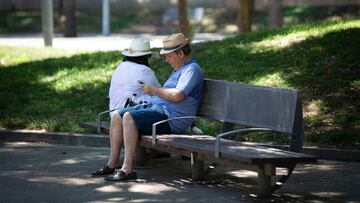 Un hombre mira su teléfono móvil en un banco bajo la sombra de unos árboles en el parque de la Barceloneta, a 13 de julio de 2022, en Barcelona, Catalunya (España). La intensa y extensa ola de calor llega hoy a su momento cumbre, aunque ese pico se mantendrá durante varios días seguidos, según la predicción de la Agencia Estatal de Meteorología (AEMET), que prevé récord de temperaturas máximas y mínimas. La segunda ola de calor del verano de 2022 comenzó oficialmente el pasado domingo 10 de julio y se prolongará, al menos, durante toda esta semana, e incluso principios de la próxima.
13 JULIO 2022;TIEMPO;CLIMA;CAMBIO CLIMÁTICO;CALOR;ALTAS TEMPERATURAS;METEOROLOGÍA;ANDADOR;BANCO;
David Zorrakino / Europa Press
13/07/2022