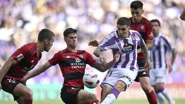 Barcia tapona un disparo del jugador del Valladolid Joni Montiel.