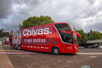 Así llegaba 'el más querido' , las Chivas a Ciudad Universitaria.