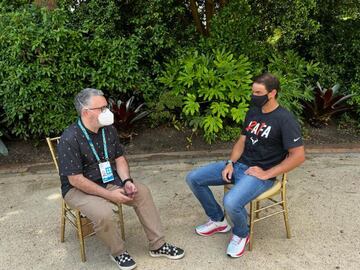 El tenista español Rafa Nadal, junto al periodista de AS Nacho Albarrán durante una entrevista tras proclamarse campeón del Open de Australia 2022.