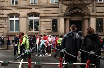 Un vehculo arremete contra aficionados del conjunto Red en el centro de la ciudad de Liverpool en la celebracin del ttulo de liga.