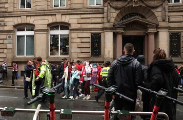 Un vehículo arremete contra aficionados del conjunto Red en el centro de la ciudad de Liverpool en la celebración del título de liga.