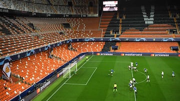 TOPSHOT - Atalanta's Slovenian midfielder Josip Ilicic (C) scores during the UEFA Champions League round of 16 second leg match between Valencia CF and Atalanta at Estadio Mestalla on March 10, 2020 in Valencia. (Photo by - / POOL UEFA / AFP)