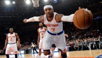 Carmelo Anthony salva un bal&oacute;n antes de que se pierda por la l&iacute;nea de fondo.