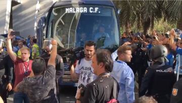 El espectacular recibimiento de la afición del Málaga al bus del equipo: "¡Sí se puede!"