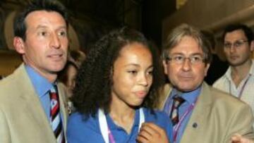 <b>EL GRAN DÍA. </b>Londres 2012 gana en Singapur: Sebastian Coe y Mike Lee saludan, con una voluntaria.