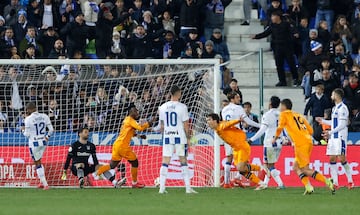 2-3 Brahim centra al corazn del rea y Gonzalo, con un gran cabezazo, supera a Juan Soriano en el minuto 92 de encuentro.