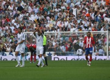 Final del partido. Raúl saluda a los aficionados. El Madrid ha vuelto a ganar un derbi, con él como protagonista.