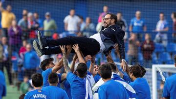 Bordalás, manteado por los jugadores tras el partido.