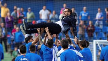 Bordal&aacute;s, manteado por los jugadores tras el partido.