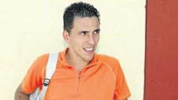 <b>PRETENDIDO. </b>Capi, central que fichó por el Real Murcia en verano, es un defensa que gusta a Reverte.