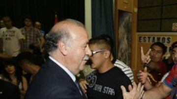 <b>ALEGRÍA. </b>Los presos de la cárcel de Alcalá charlaron con Del Bosque y se hicieron fotos con la Copa del Mundo.