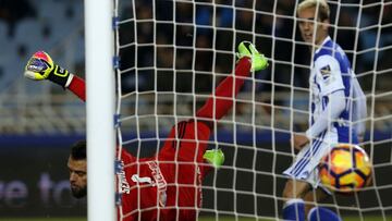 GRA246. SAN SEBASTIÁN, 21/01/2017.- El delantero de la Real Sociedad Juanmi (d) marca ante Sergio Álvarez, poretro del Celta, durante el partido de Liga en Primera División disputado esta tarde en el estadio de Anoeta, en San Sebastián. EFE/Javier Etxezarreta