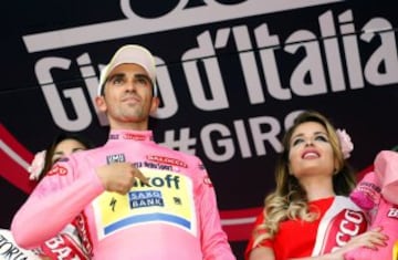 Alberto Contador se viste la maglia rosa de líder en la etapa 5 del Giro entre La Spezia y Abetone.