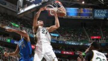 Rudy Gobert machaca el aro de Dallas.