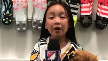 La intérprete del himno en MLS le canta 'happy birthday' a Ibra